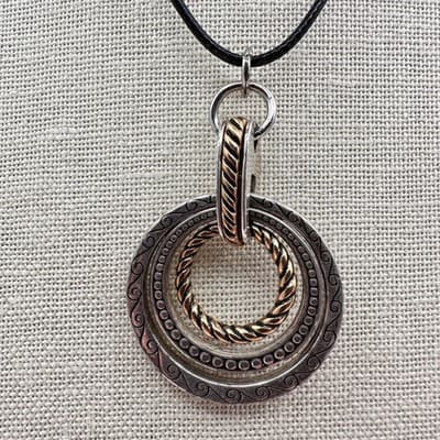 Vintage Y2K Silver/Gold Tone Textured Circle Pendant Necklace Women's Jewelry - Thumbnail 3