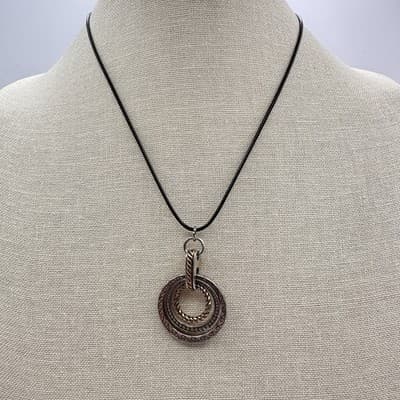 Vintage Y2K Silver/Gold Tone Textured Circle Pendant Necklace Women's Jewelry - Thumbnail 6