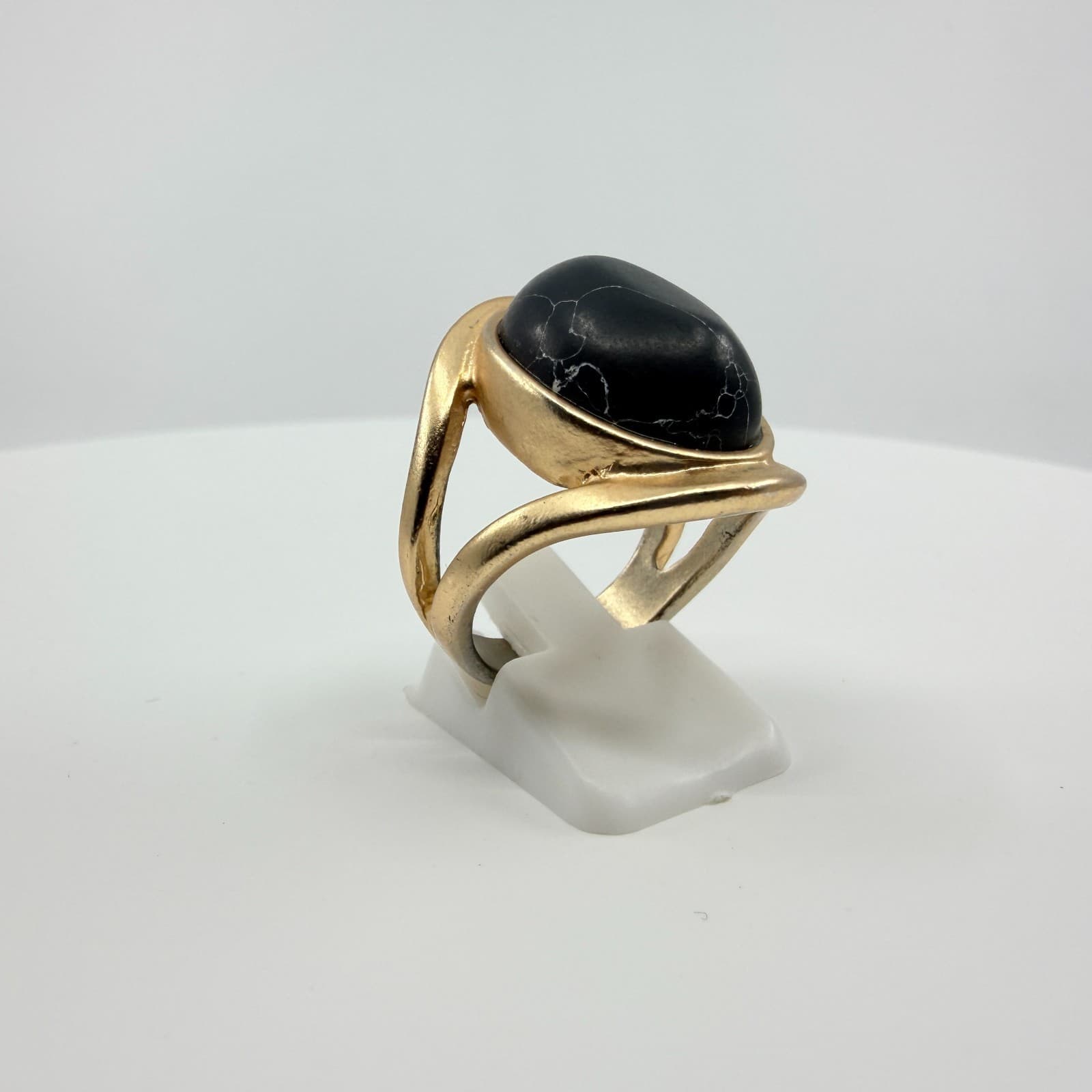 Vintage Gold Tone Faux Black Marble Cabochon Split Band Statement Ring Retro - Thumbnail 2