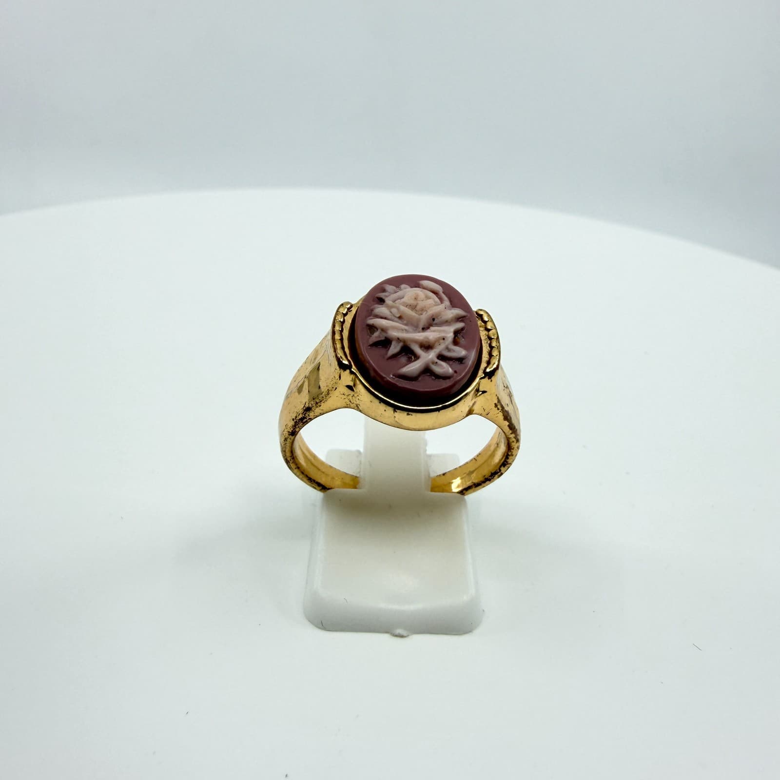 Vintage Gold Tone Carved Faux Cameo Rose Ring Mauve Pink Molded Floral Signet - Thumbnail 2