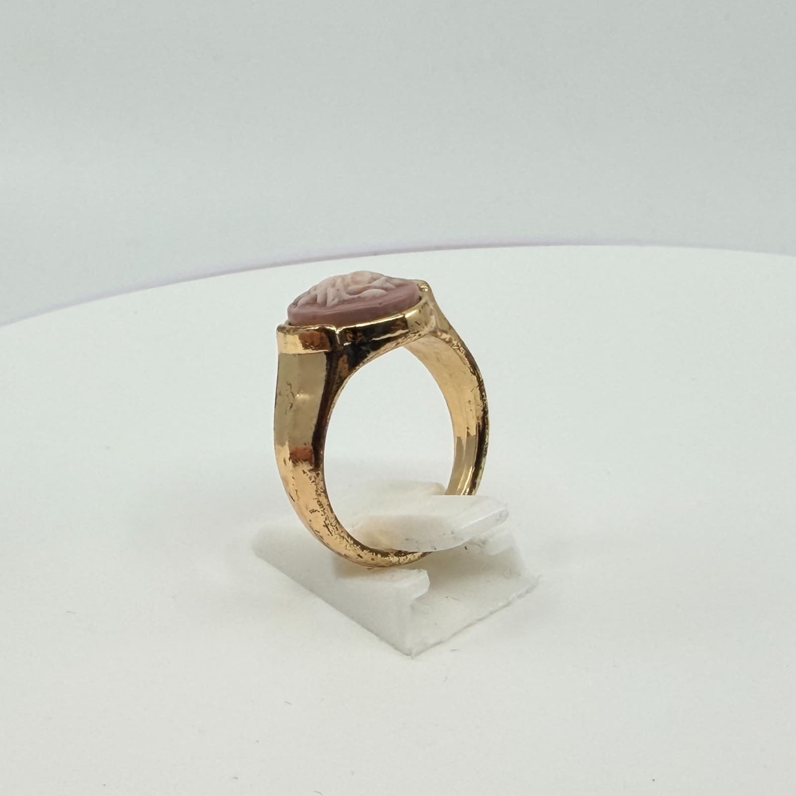 Vintage Gold Tone Carved Faux Cameo Rose Ring Mauve Pink Molded Floral Signet - Thumbnail 7