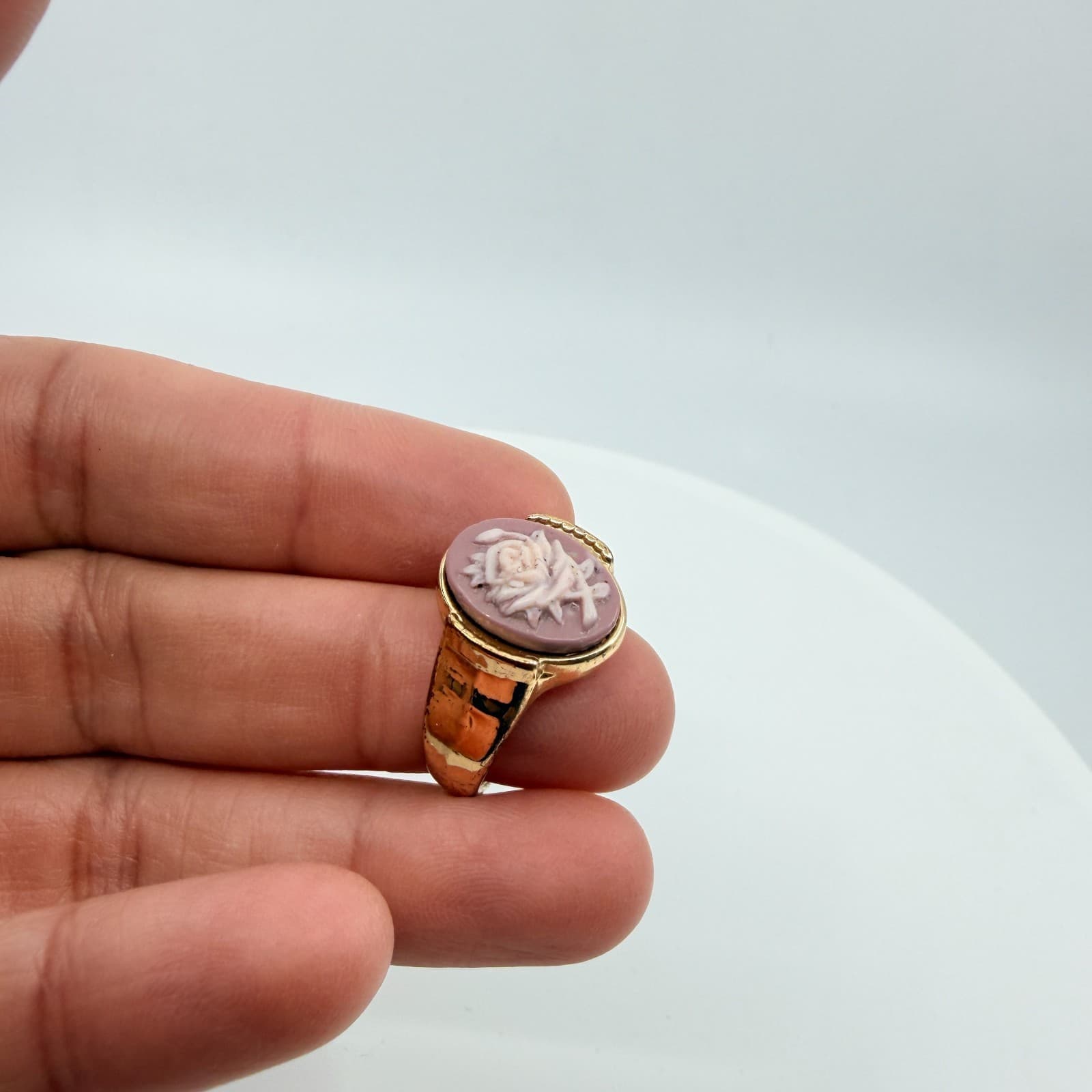 Vintage Gold Tone Carved Faux Cameo Rose Ring Mauve Pink Molded Floral Signet - Thumbnail 9