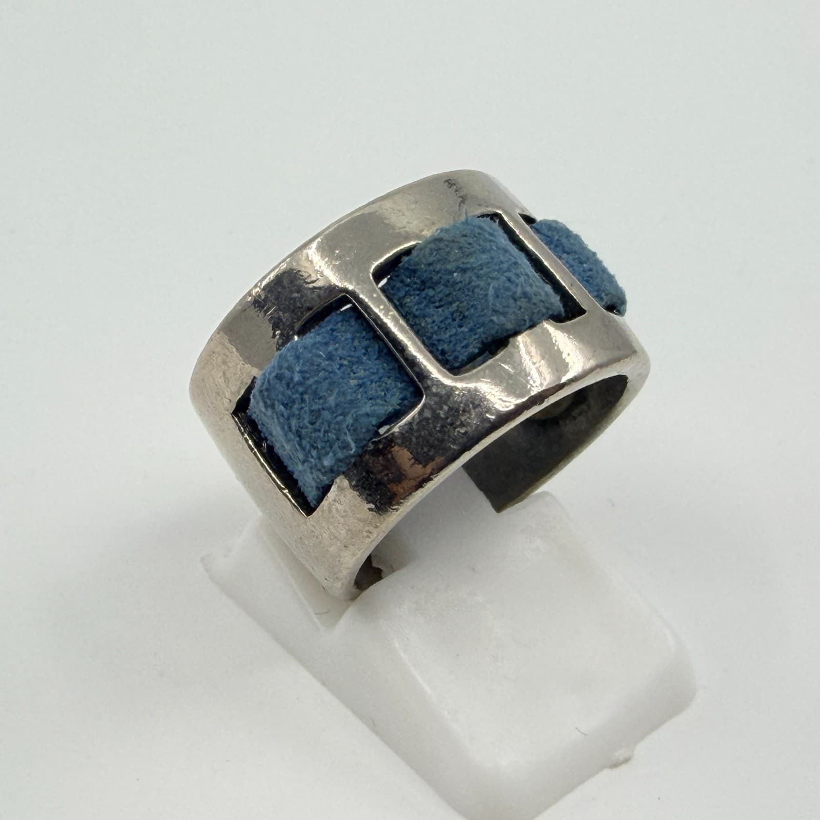 Vintage Silver Tone Blue Suede Leather Inlay Wide Band Ring Retro Y2K Cutout - Thumbnail 4