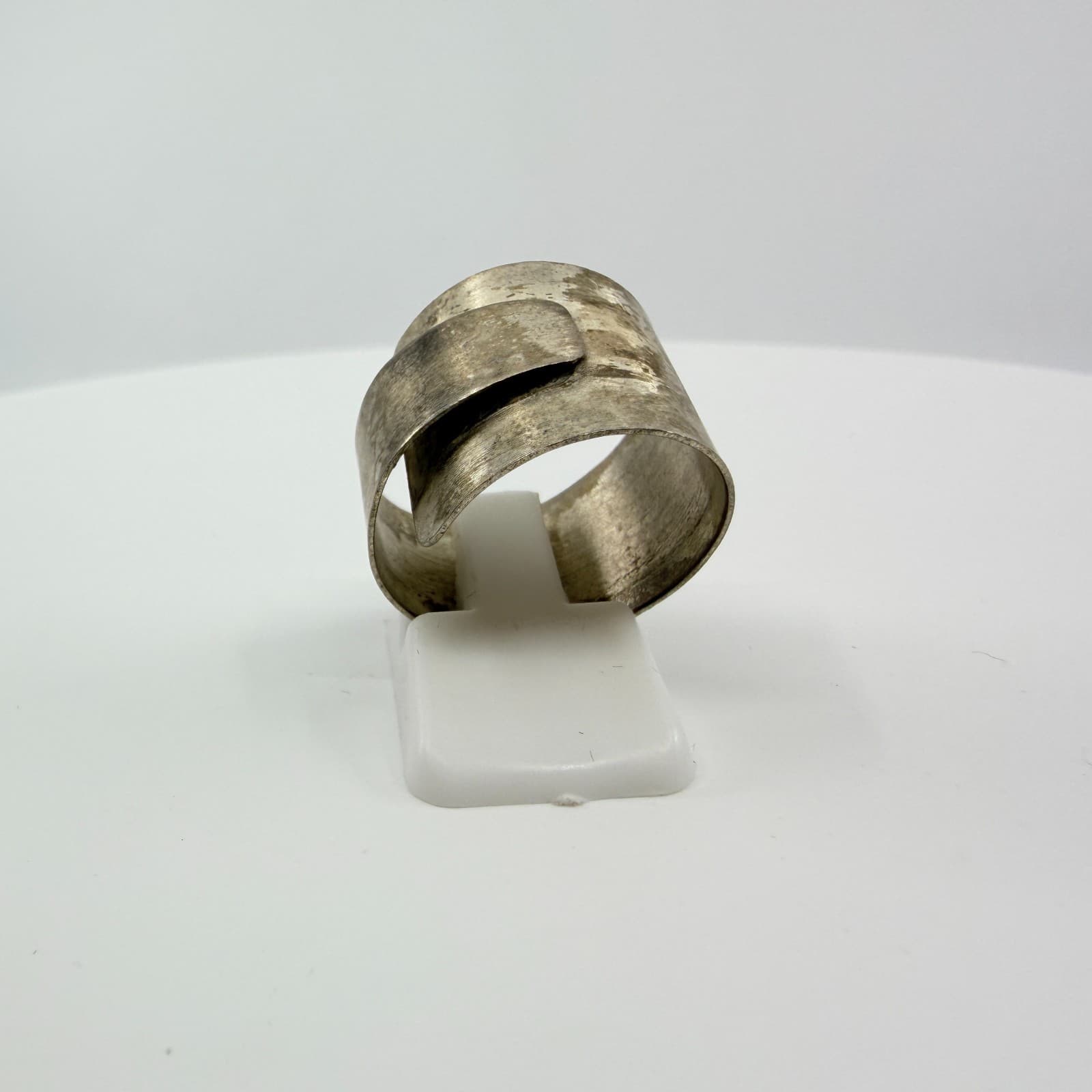 Vintage Silver Tone Wide Bypass Band Ring Retro Minimalist Brutalist Cuff Ring - Thumbnail 3