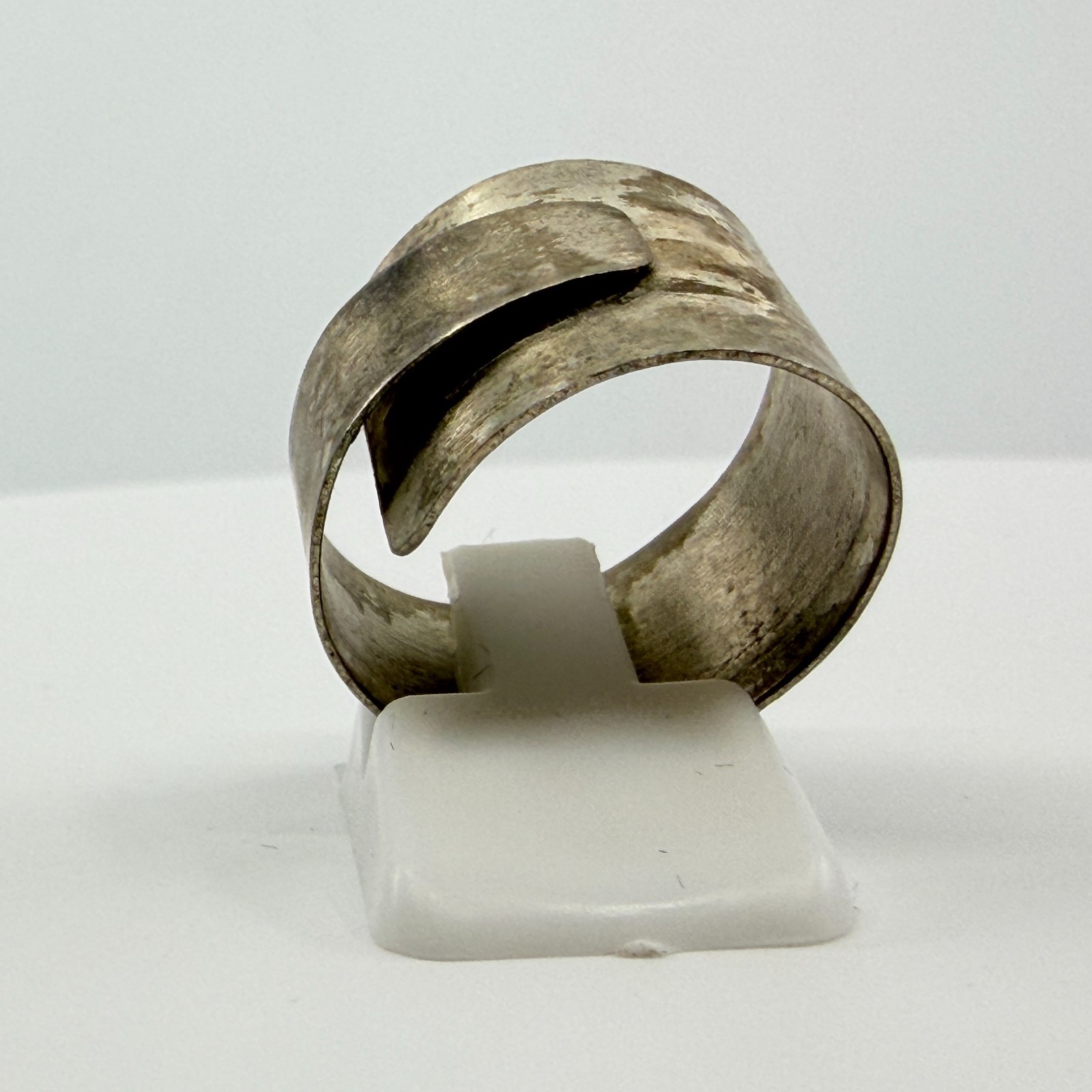 Vintage Silver Tone Wide Bypass Band Ring Retro Minimalist Brutalist Cuff Ring - Thumbnail 4