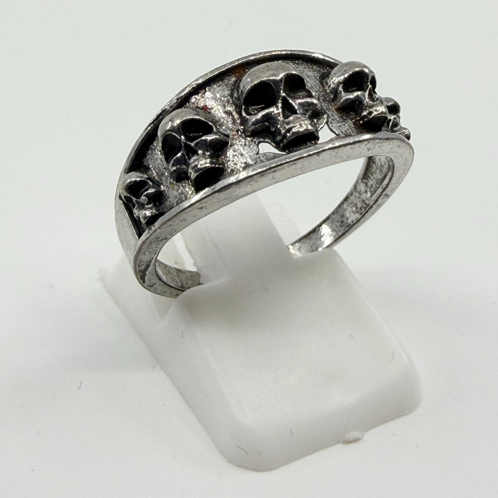 Vintage Gothic Multi Skull Row Band Ring Antiqued Silver Tone Biker Size 8 Retro - Thumbnail 3