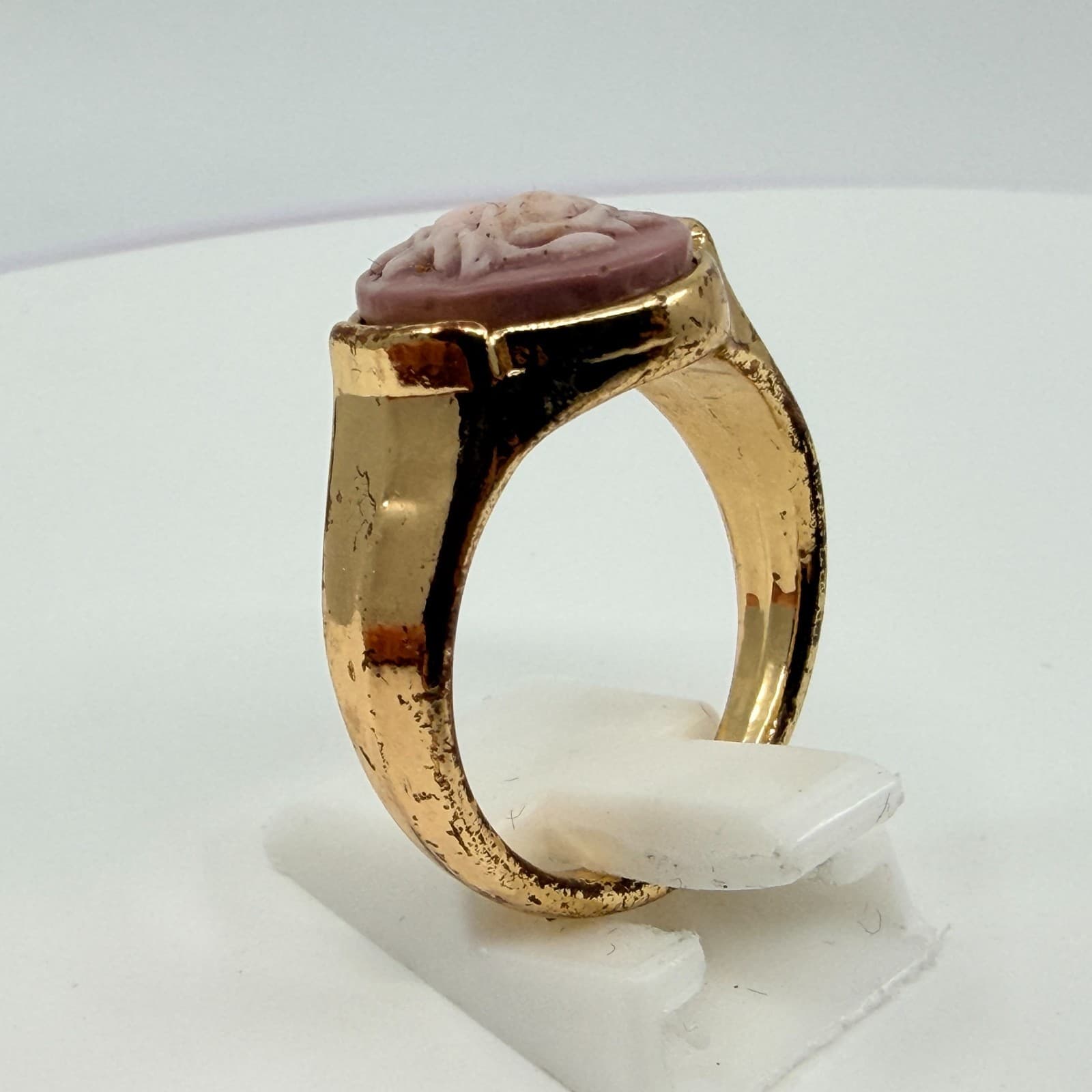 Vintage Gold Tone Carved Faux Cameo Rose Ring Mauve Pink Molded Floral Signet - Thumbnail 6