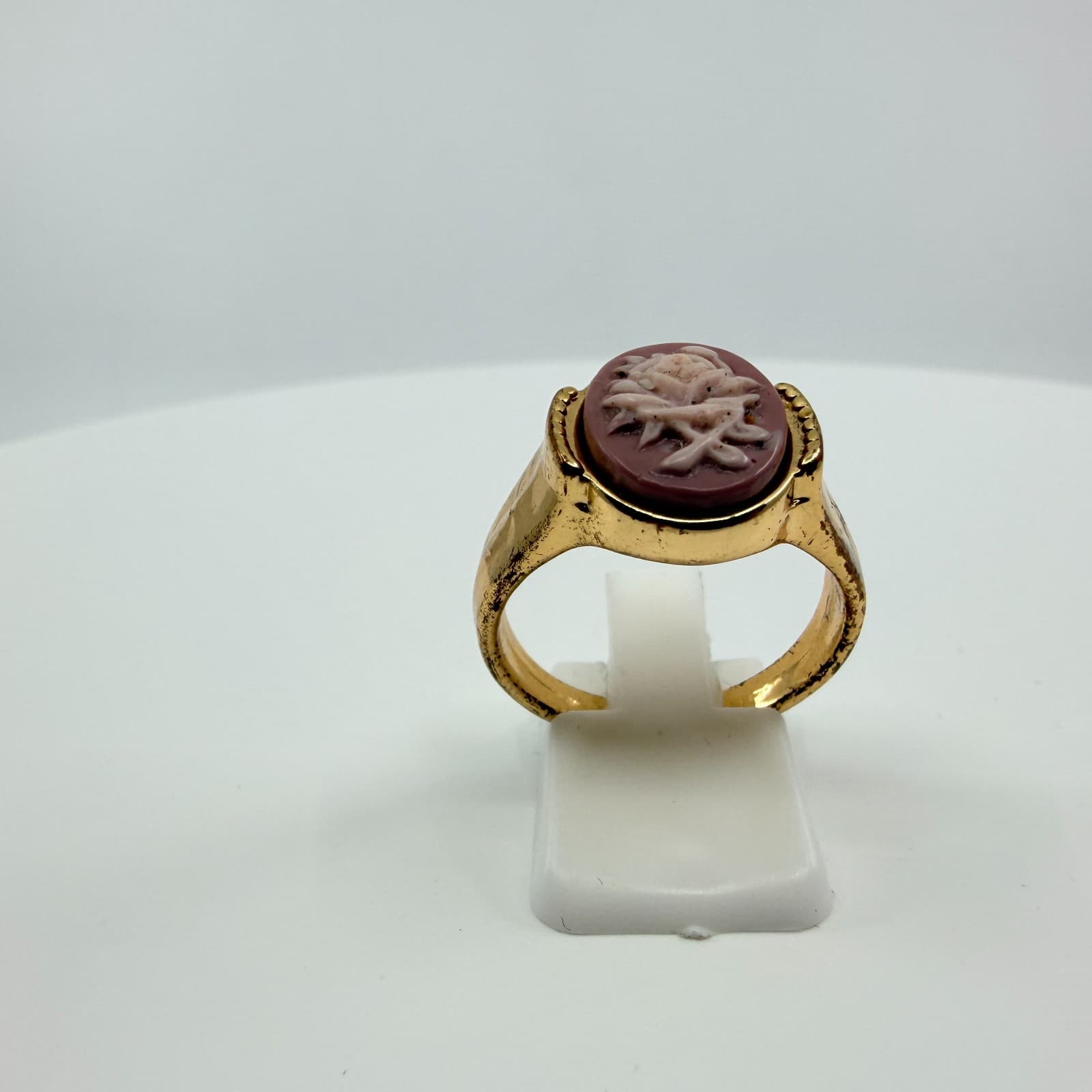 Vintage Gold Tone Carved Faux Cameo Rose Ring Mauve Pink Molded Floral Signet - Thumbnail 3