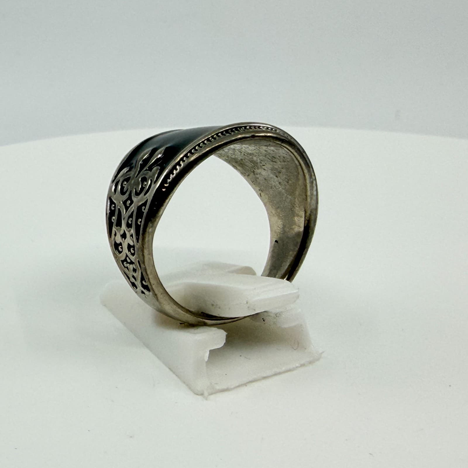 Vintage Gothic Black Enamel Wide Band Ring Silver Tone Filigree Details Size 8.5 - Thumbnail 4