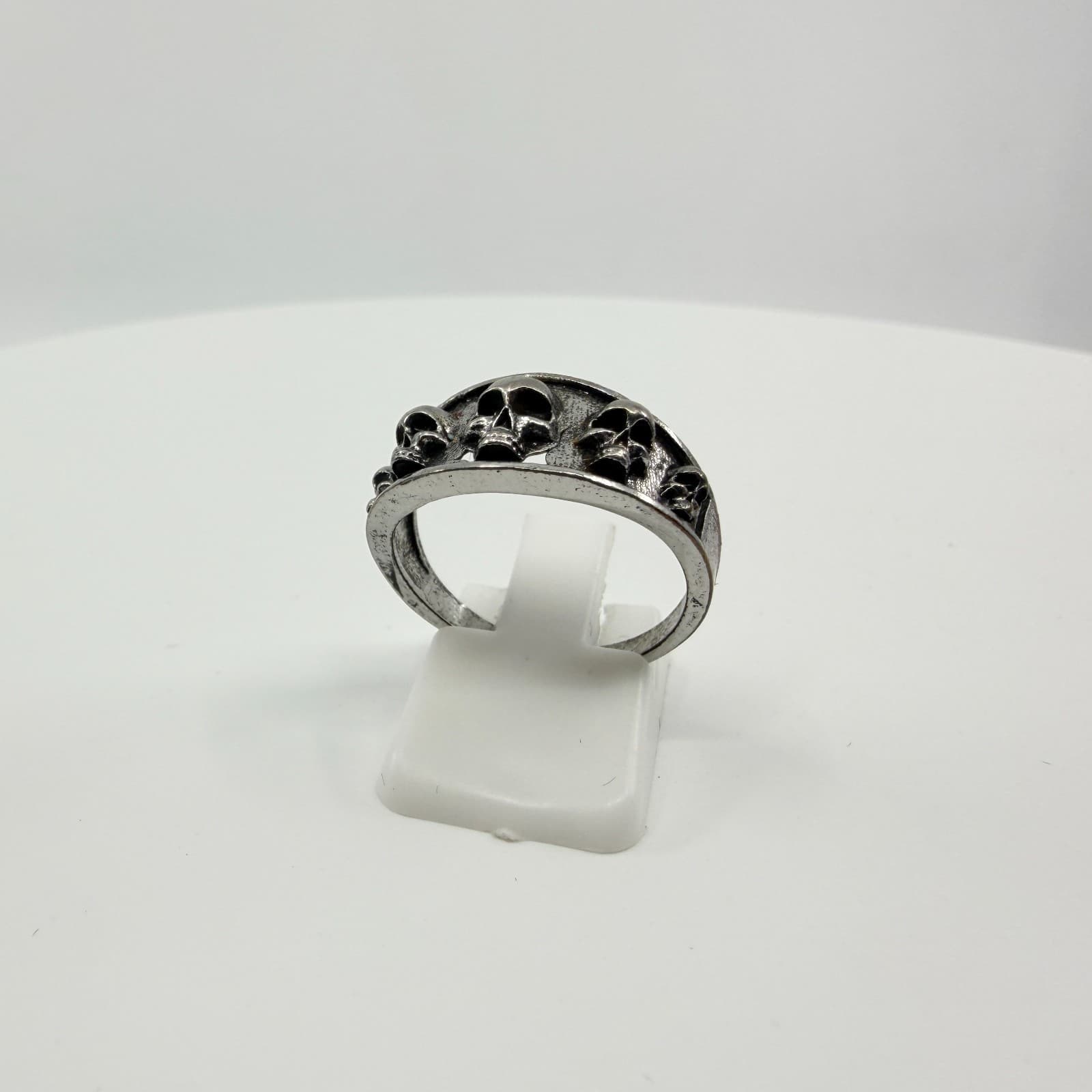 Vintage Gothic Multi Skull Row Band Ring Antiqued Silver Tone Biker Size 8 Retro - Thumbnail 7