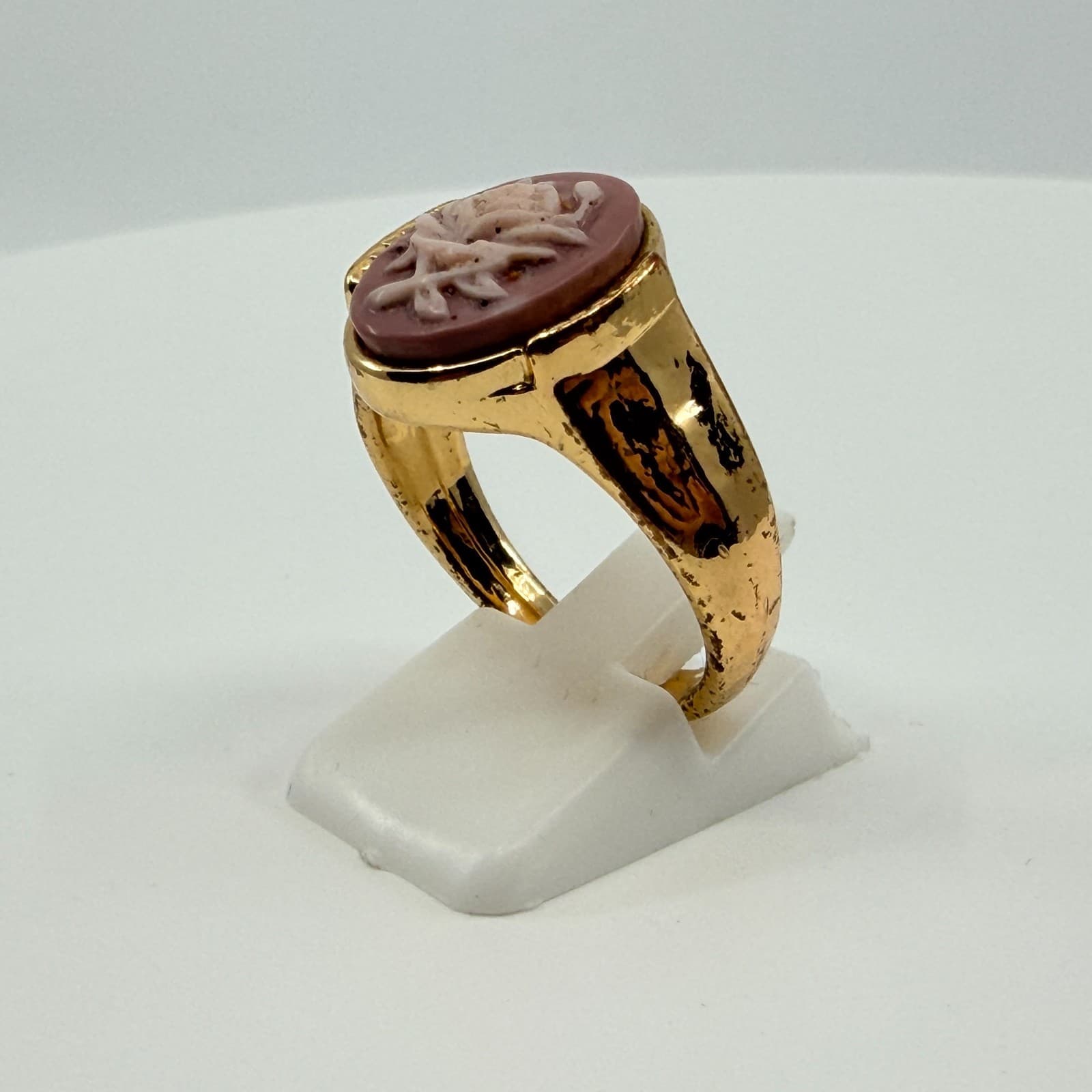 Vintage Gold Tone Carved Faux Cameo Rose Ring Mauve Pink Molded Floral Signet - Thumbnail 5