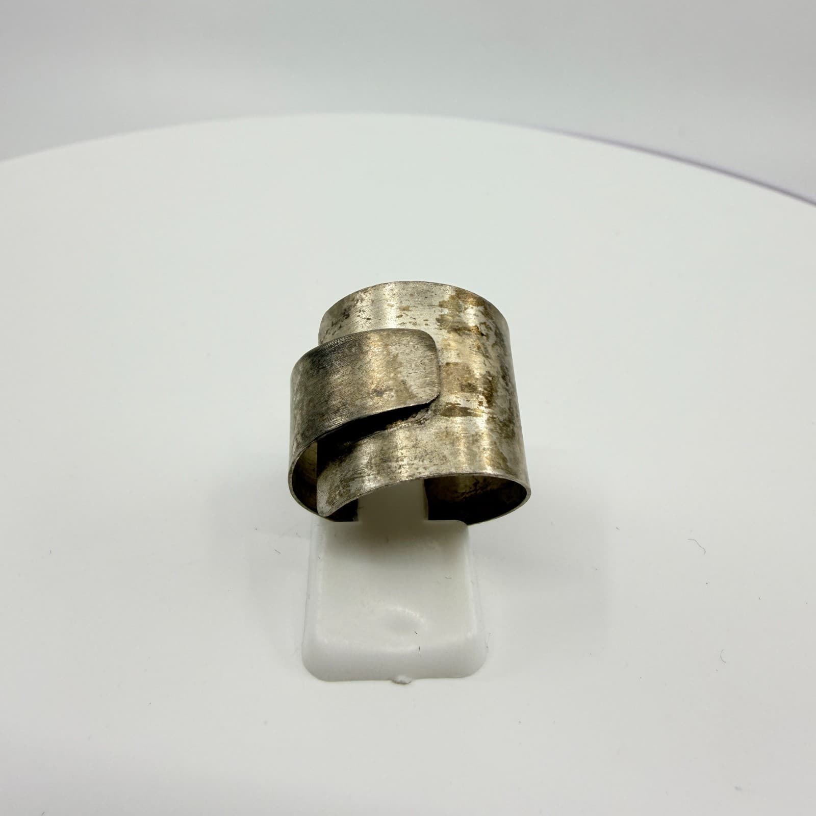 Vintage Silver Tone Wide Bypass Band Ring Retro Minimalist Brutalist Cuff Ring - Thumbnail 2