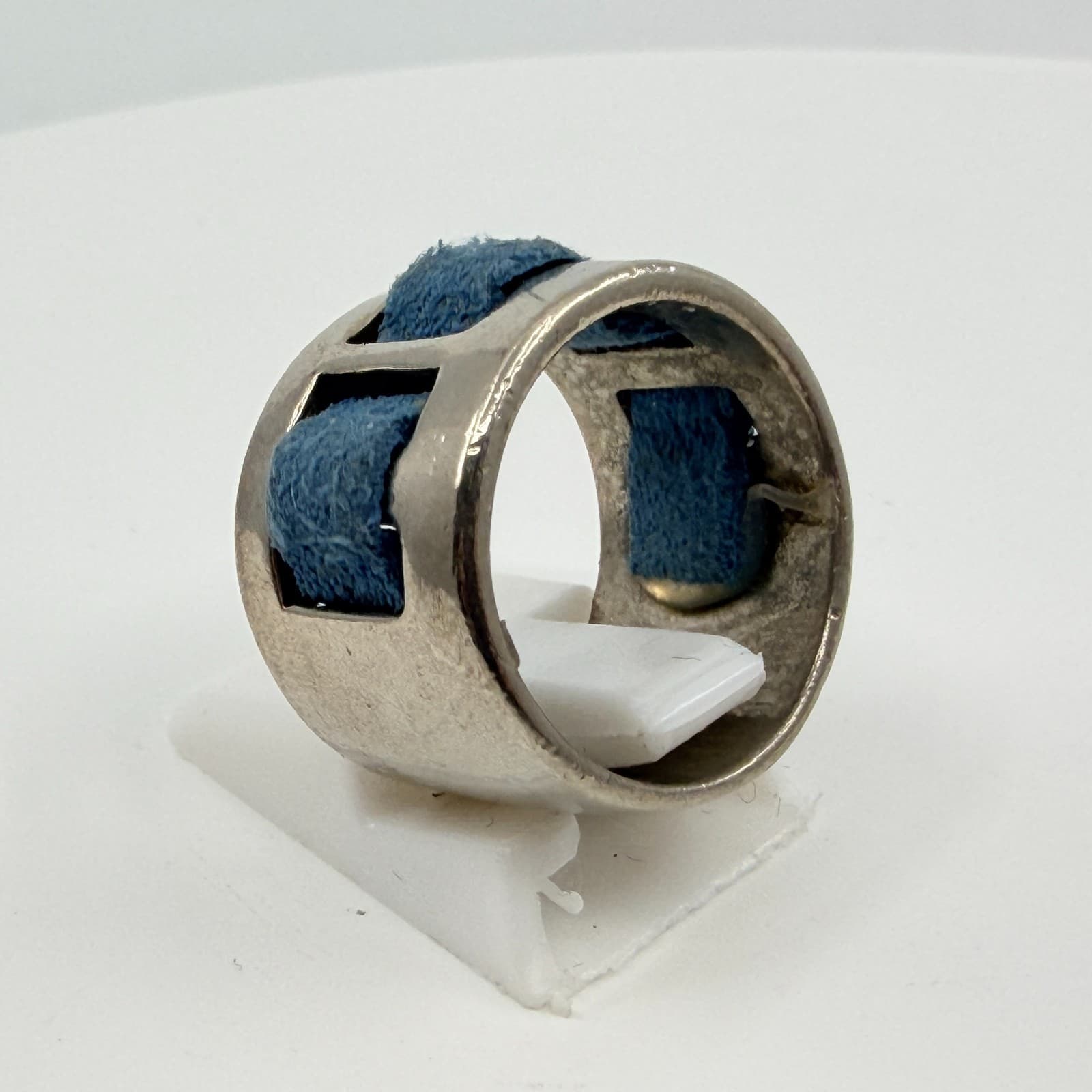 Vintage Silver Tone Blue Suede Leather Inlay Wide Band Ring Retro Y2K Cutout - Thumbnail 7