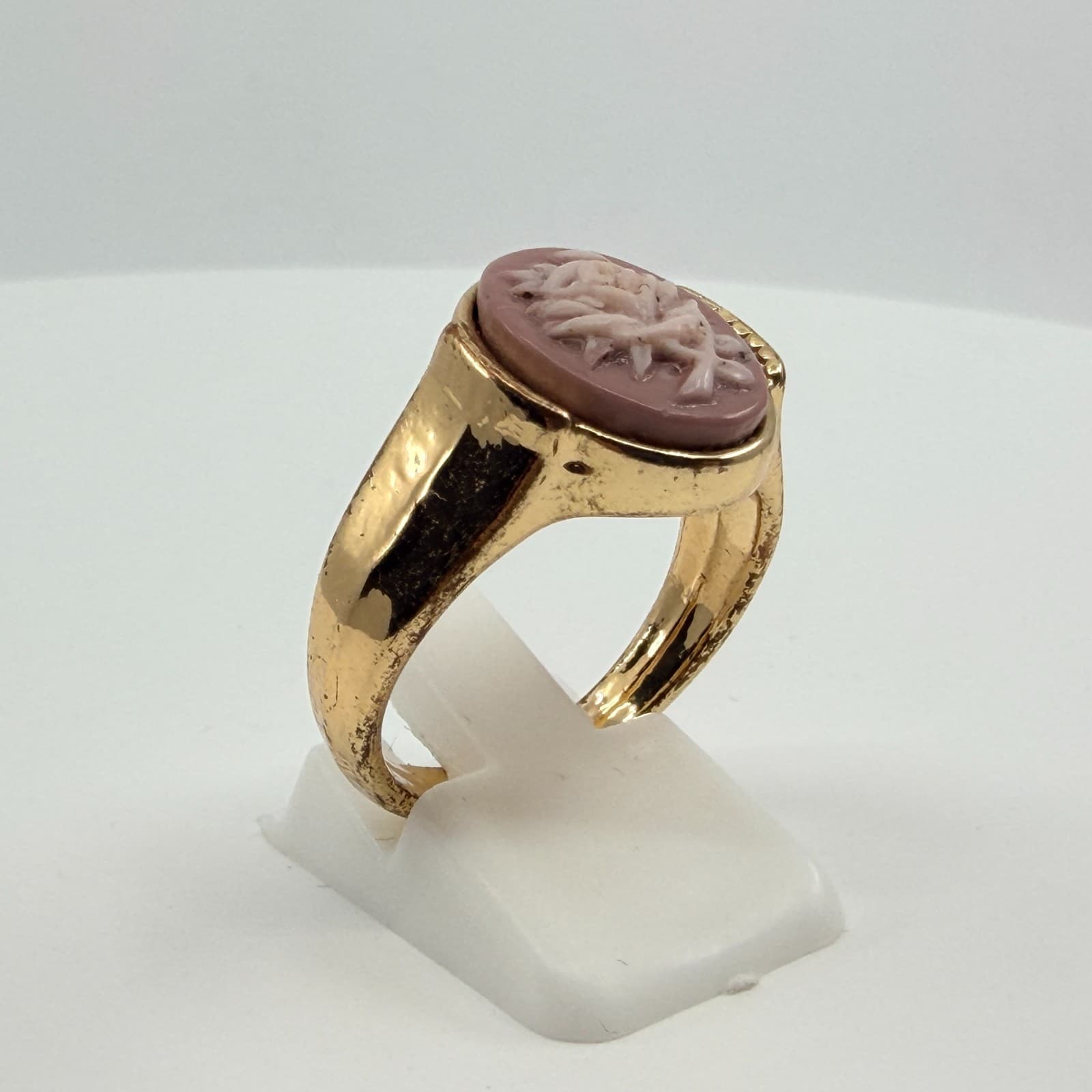 Vintage Gold Tone Carved Faux Cameo Rose Ring Mauve Pink Molded Floral Signet - Thumbnail 4