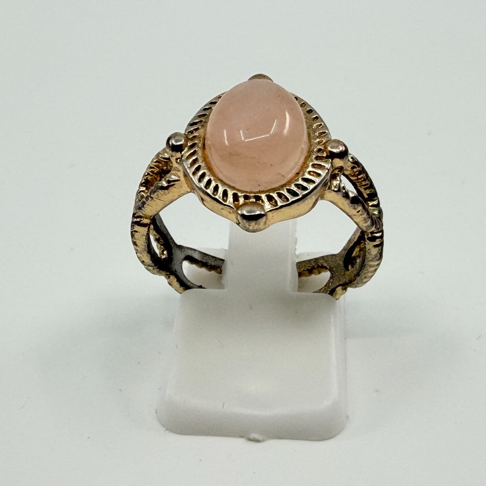 Vintage Y2K Pink Rose Quartz Oval Cabochon Statement Ring Gold Tone Size 8 Retro - Thumbnail 4