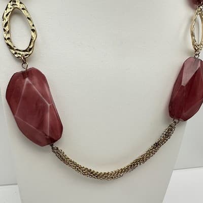 Vintage Y2K Chunky Burgundy Stone Resin Necklace Gold Tone Hammered Links Y2K - Thumbnail 2