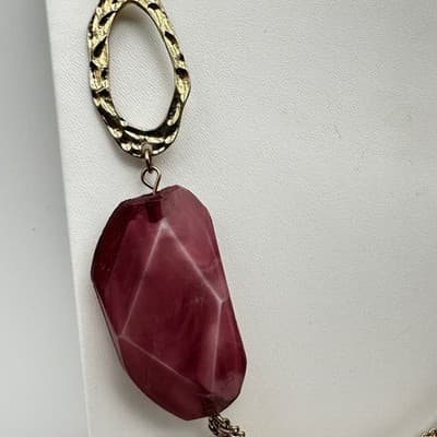 Vintage Y2K Chunky Burgundy Stone Resin Necklace Gold Tone Hammered Links Y2K - Thumbnail 3