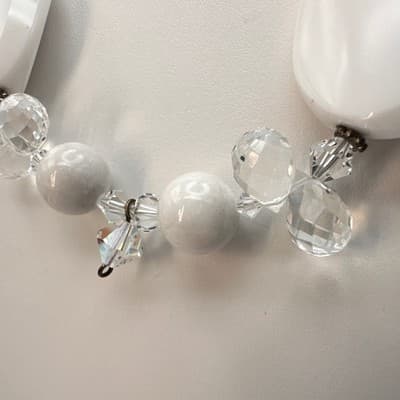 Vintage 90s White Oval Bead & Clear Statement Necklace Dangle Jewelry Bib Y2K - Thumbnail 7
