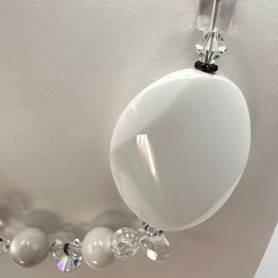 Vintage 90s White Oval Bead & Clear Statement Necklace Dangle Jewelry Bib Y2K - Thumbnail 9