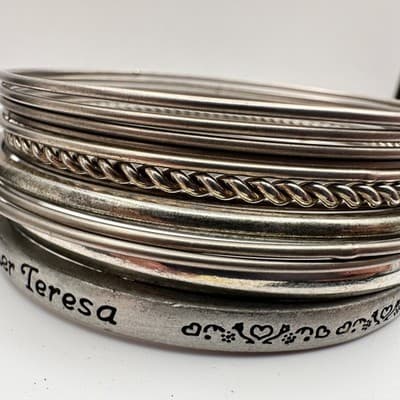 Vintage 90s Mother Teresa Quote Bangle Bracelet Set Silver Tone Hearts Jewelry - Thumbnail 6