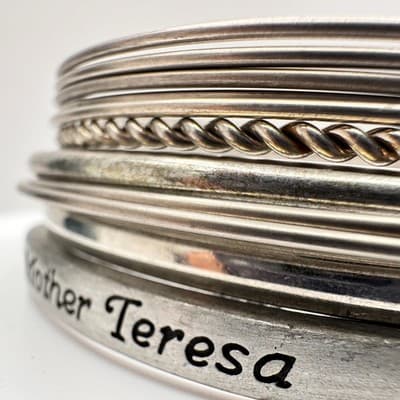 Vintage 90s Mother Teresa Quote Bangle Bracelet Set Silver Tone Hearts Jewelry - Thumbnail 5