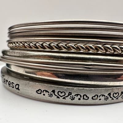 Vintage 90s Mother Teresa Quote Bangle Bracelet Set Silver Tone Hearts Jewelry - Thumbnail 4