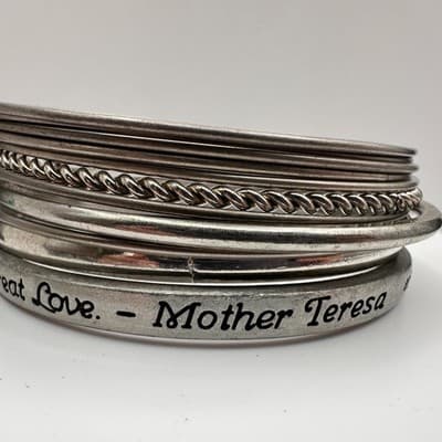 Vintage 90s Mother Teresa Quote Bangle Bracelet Set Silver Tone Hearts Jewelry - Thumbnail 10
