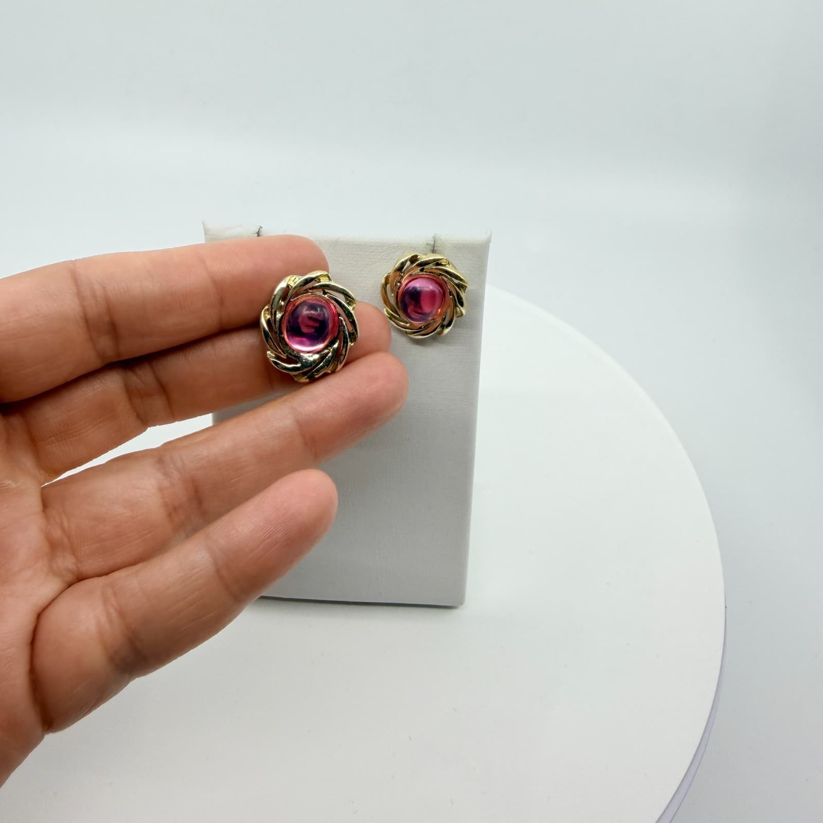 VTG Radiant Pink Cabochon Swirl Stud Earrings Gold Tone Statement Jewelry Gift - Thumbnail 2