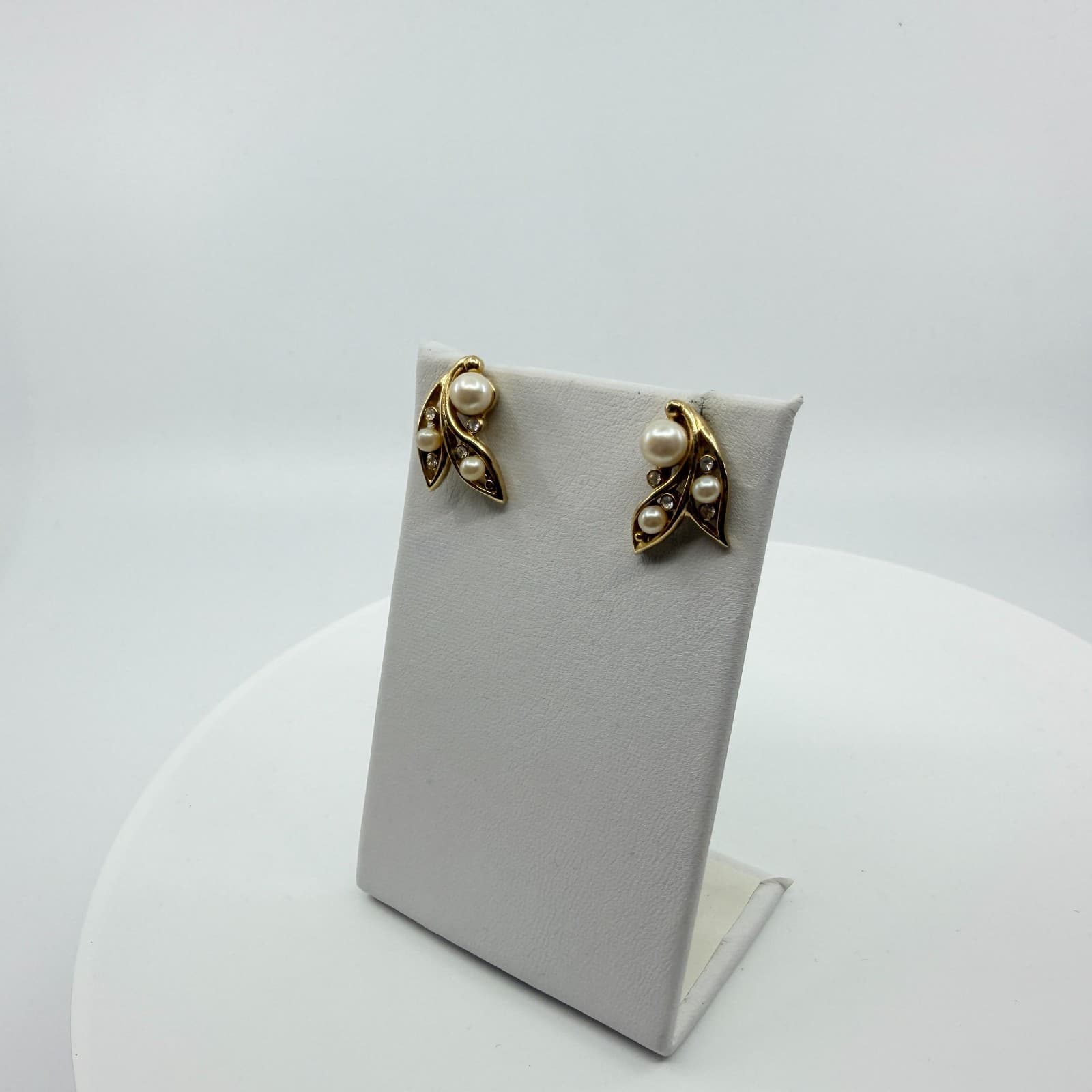 Vintage Gold Tone Pearl & Rhinestone Leaf Earrings Elegant Botanical Jewelry 90s - Thumbnail 5