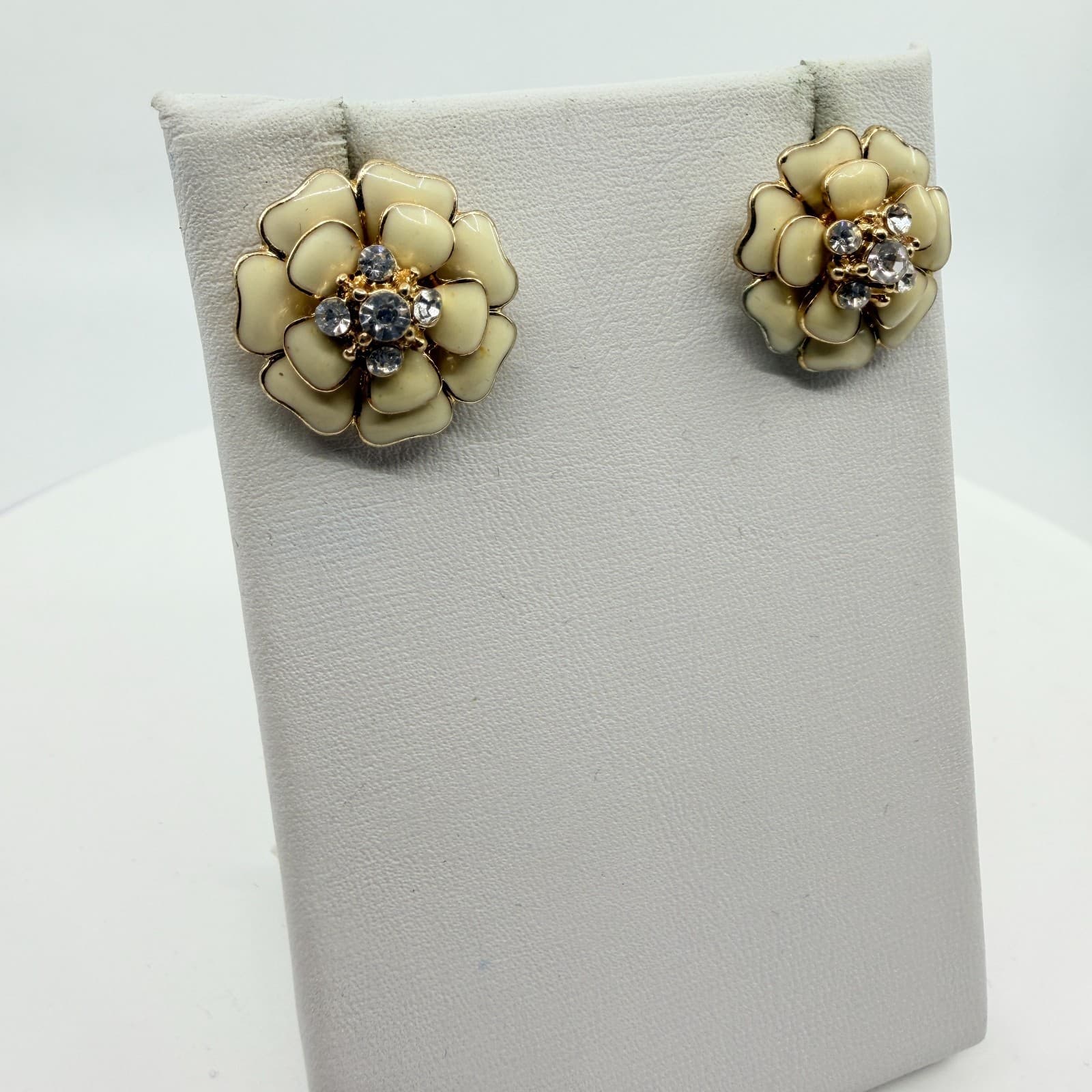 VTG Cream Enamel Flower Stud Earrings Gold Tone Crystal Center Romantic Chic - Thumbnail 3