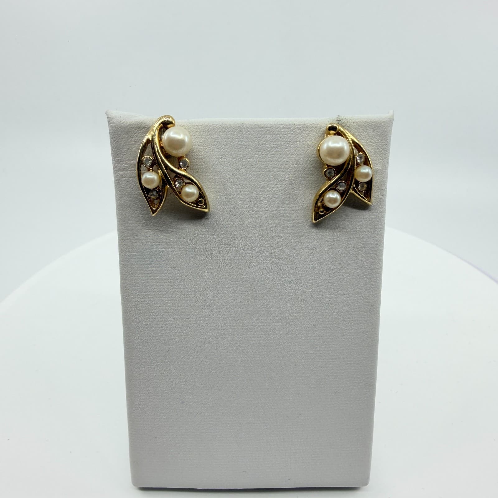 Vintage Gold Tone Pearl & Rhinestone Leaf Earrings Elegant Botanical Jewelry 90s - Thumbnail 9