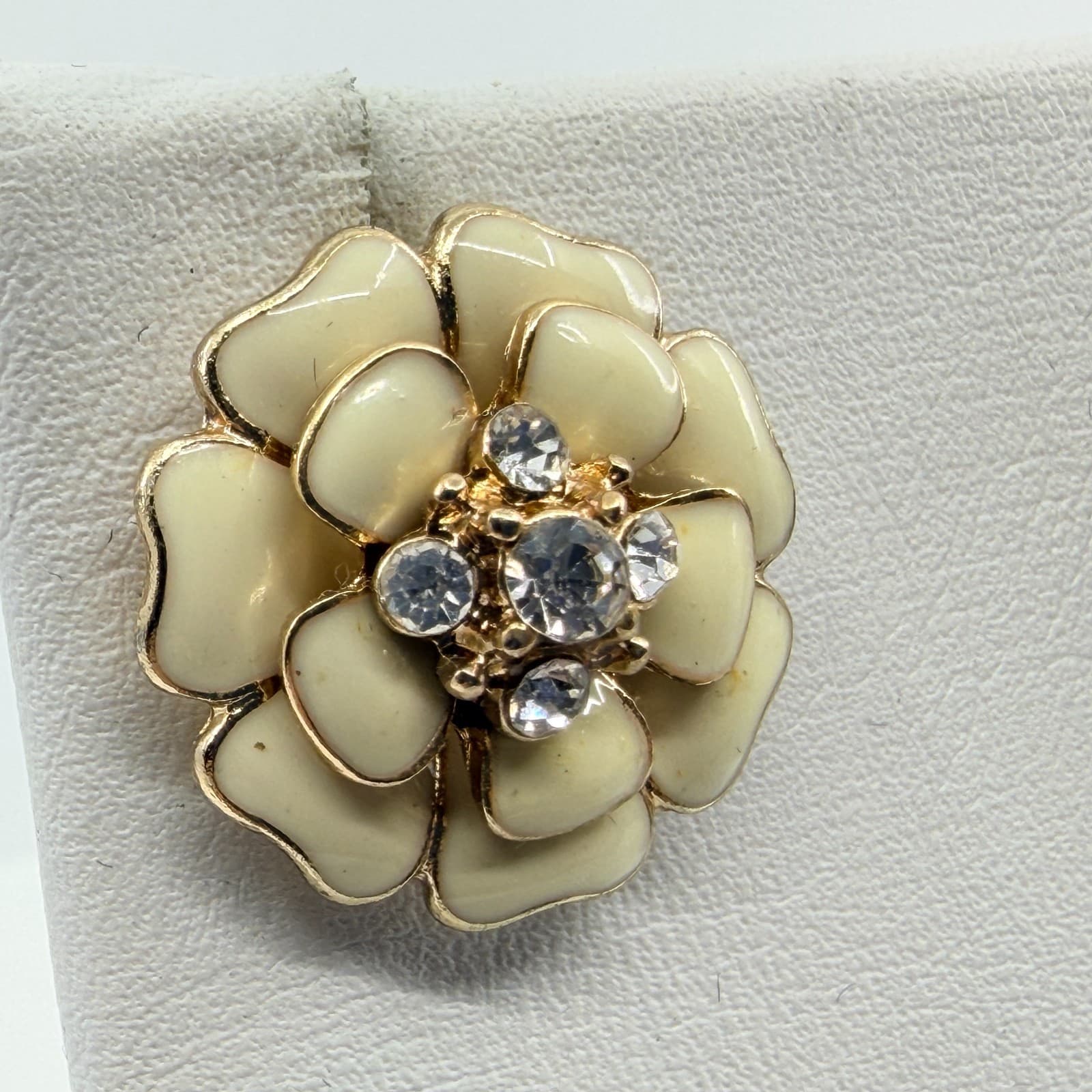 VTG Cream Enamel Flower Stud Earrings Gold Tone Crystal Center Romantic Chic - Thumbnail 4