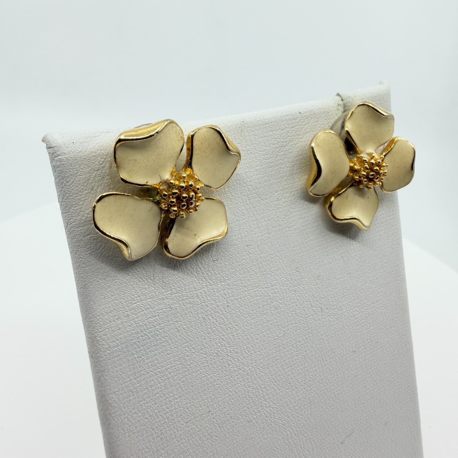 Vintage Cream Flower Stud Earrings Gold Tone Botanical Elegant Statement Jewelry - Thumbnail 3