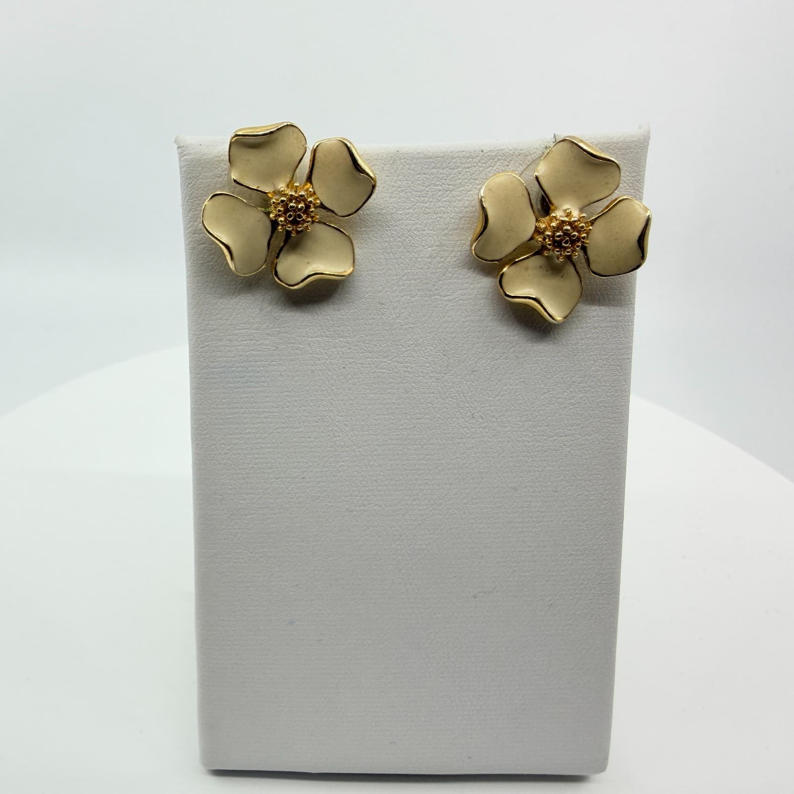 Vintage Cream Flower Stud Earrings Gold Tone Botanical Elegant Statement Jewelry - Thumbnail 5