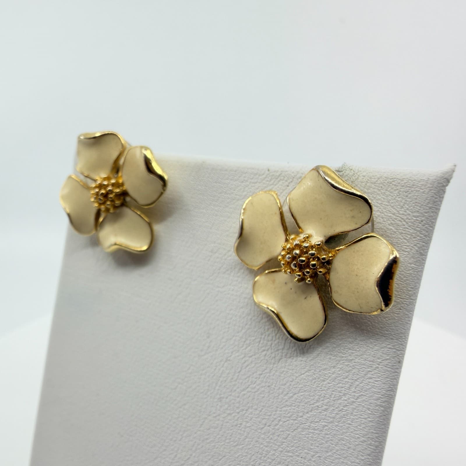 Vintage Cream Flower Stud Earrings Gold Tone Botanical Elegant Statement Jewelry - Thumbnail 4