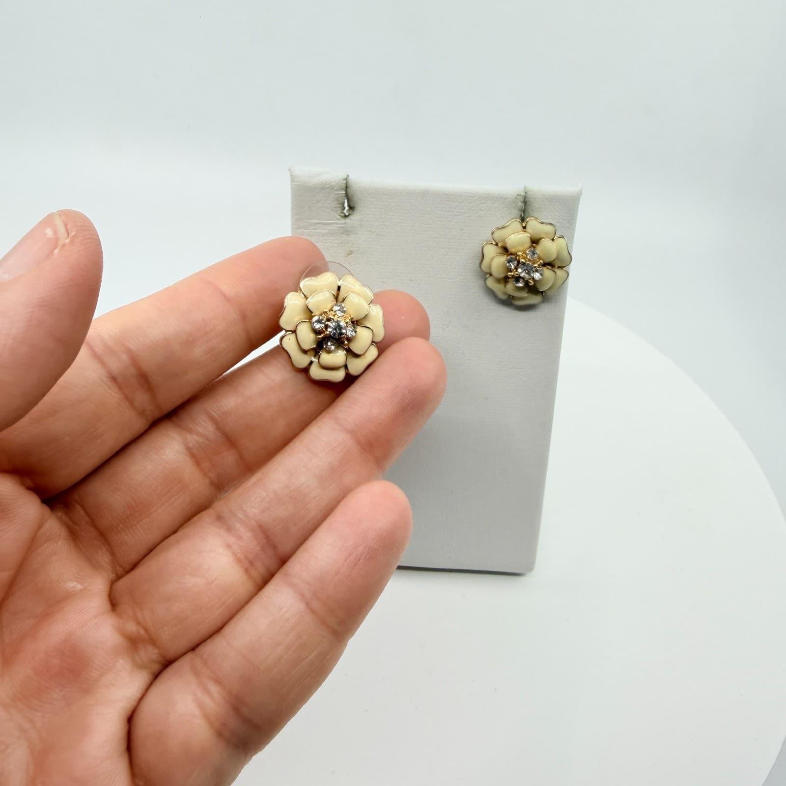 VTG Cream Enamel Flower Stud Earrings Gold Tone Crystal Center Romantic Chic