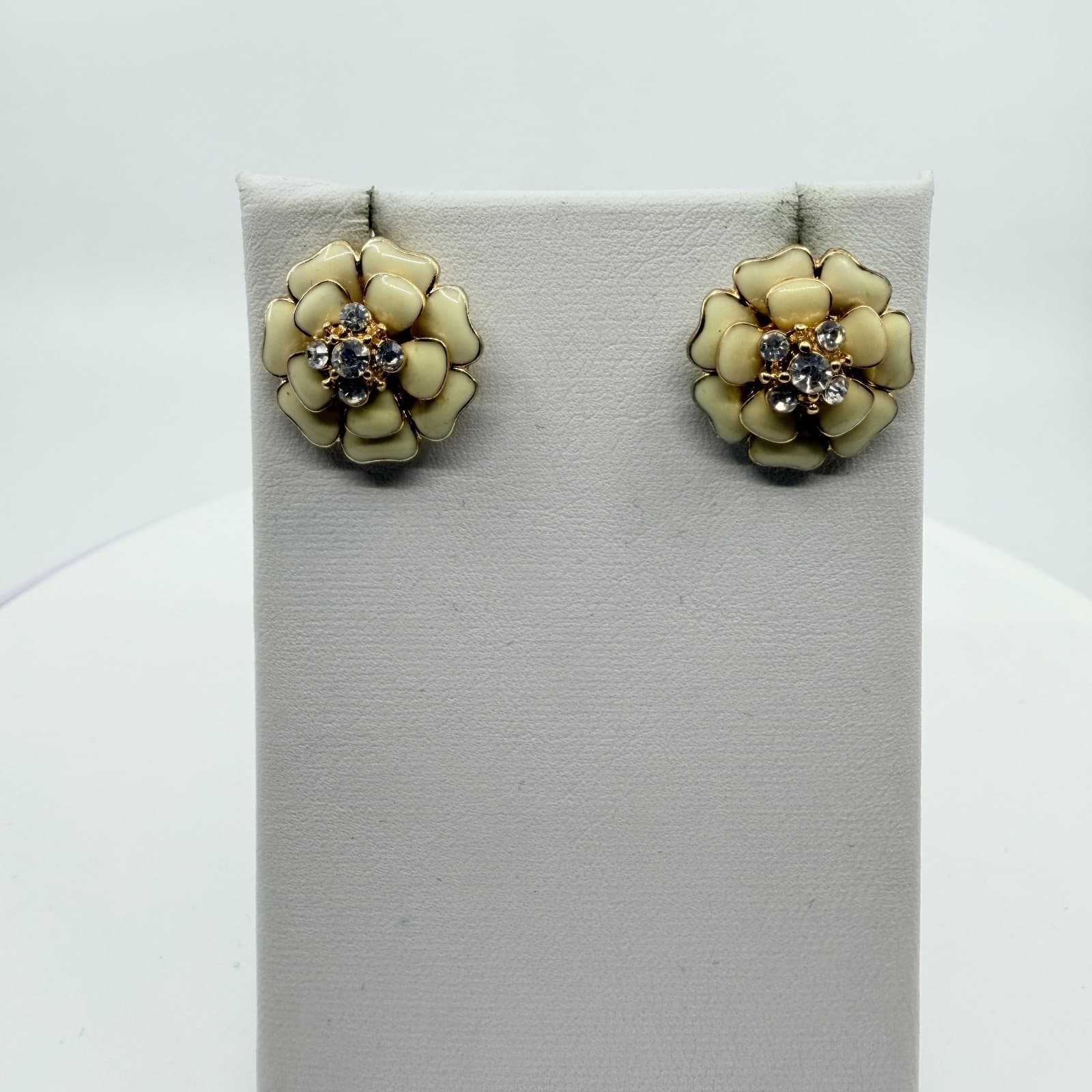 VTG Cream Enamel Flower Stud Earrings Gold Tone Crystal Center Romantic Chic - Thumbnail 6