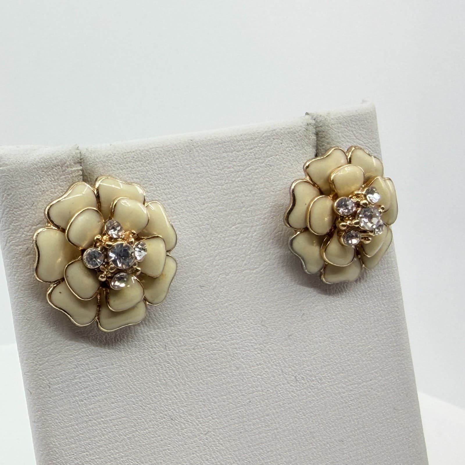 VTG Cream Enamel Flower Stud Earrings Gold Tone Crystal Center Romantic Chic - Thumbnail 5