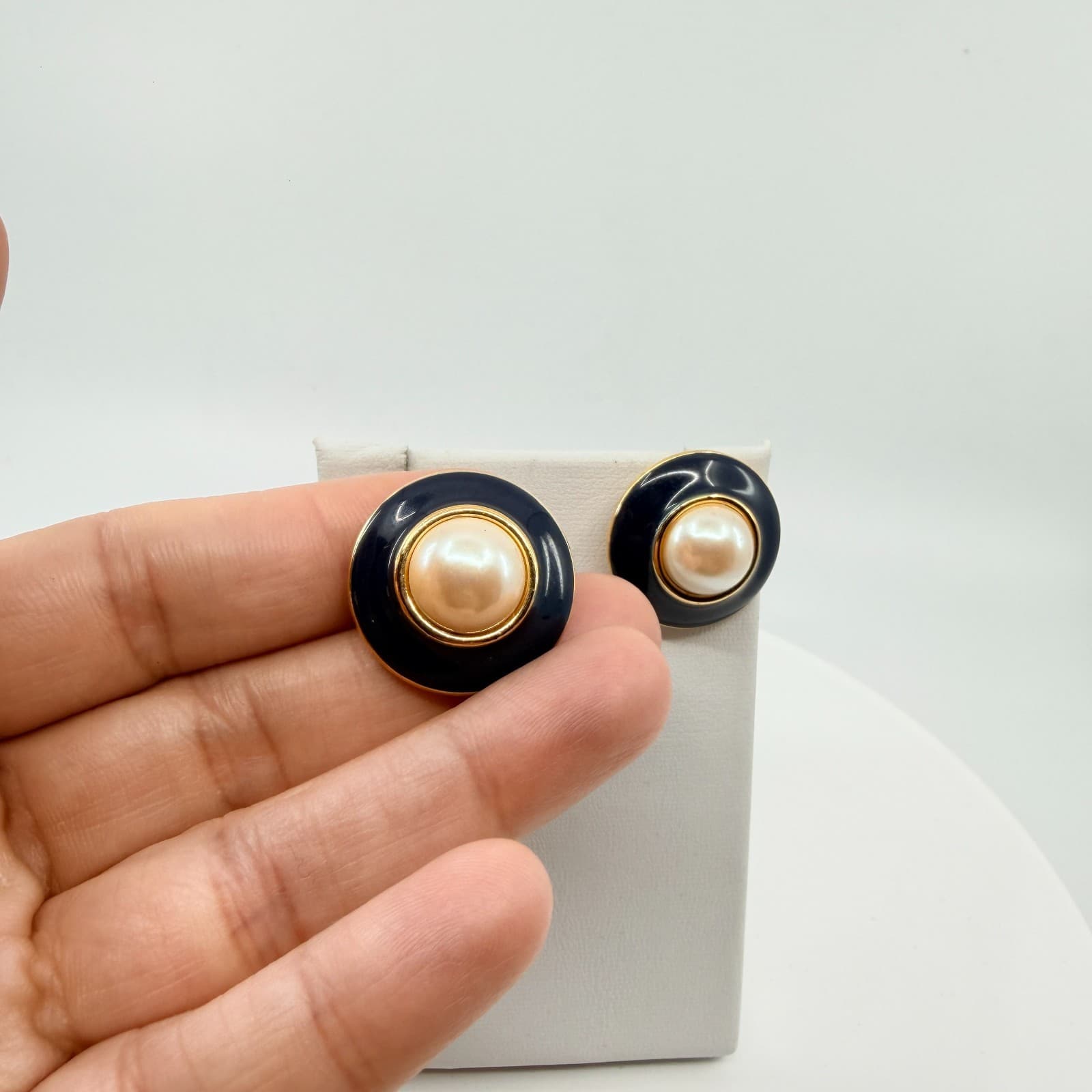Vintage Navy Enamel Pearl Stud Earrings Gold Tone Classic Statement Jewelry 80s - Thumbnail 2