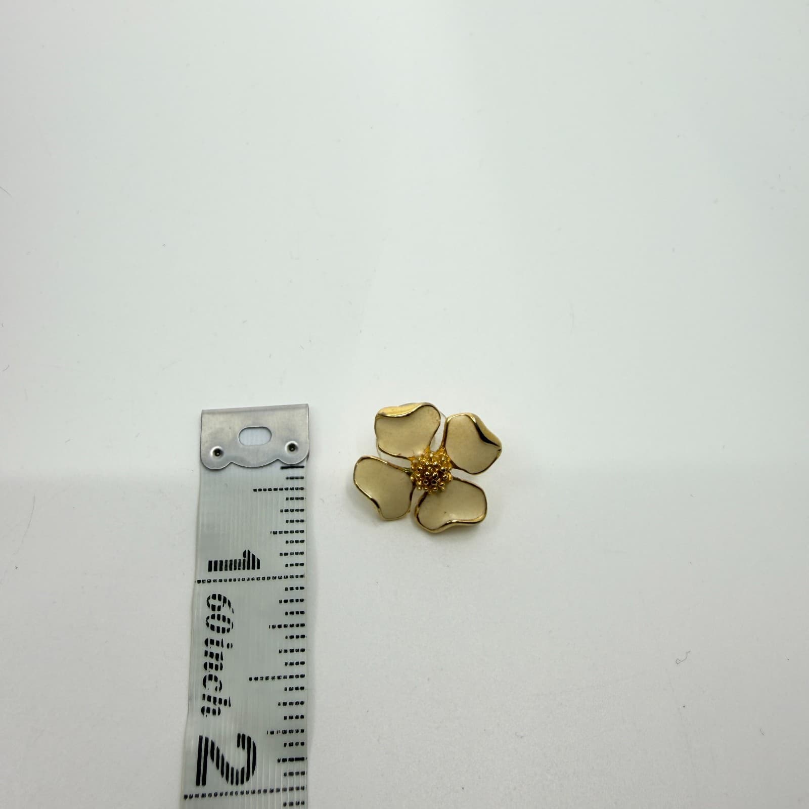 Vintage Cream Flower Stud Earrings Gold Tone Botanical Elegant Statement Jewelry - Thumbnail 8