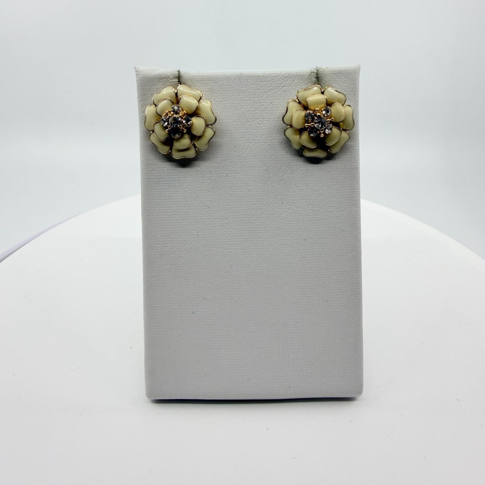 VTG Cream Enamel Flower Stud Earrings Gold Tone Crystal Center Romantic Chic - Thumbnail 7
