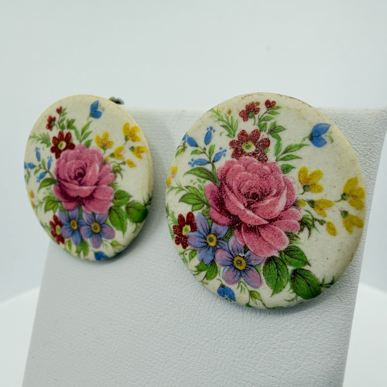 Cottagecore Floral Porcelain Stud Earrings Romantic Rose Botanical Gold Tone 80s - Thumbnail 3