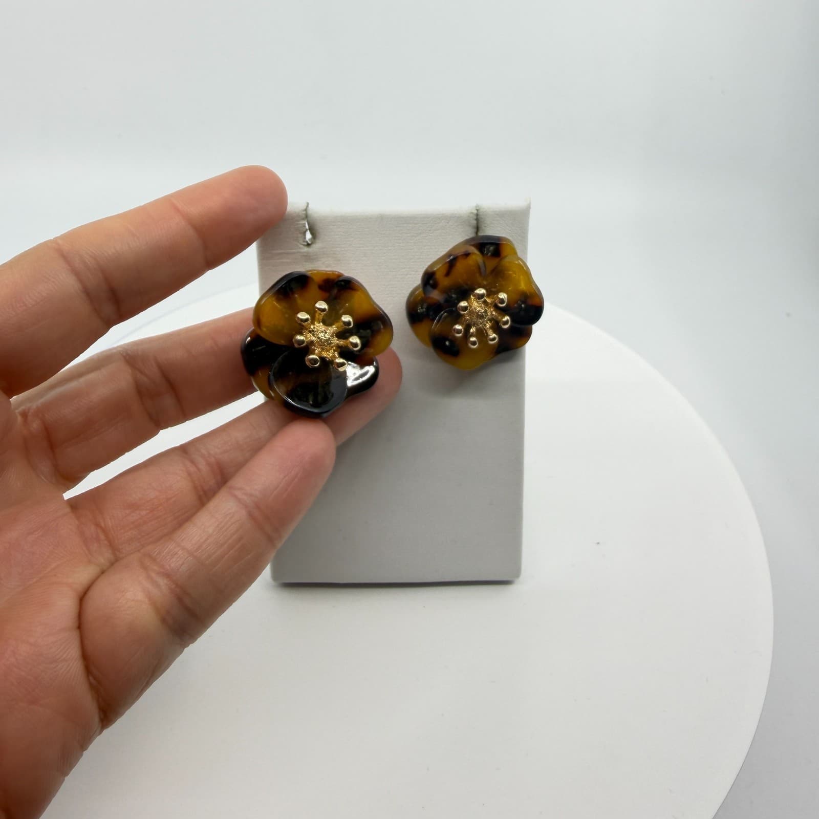 Tortoiseshell Flower Stud Earrings Gold Tone Petal Statement Boutique Chic Gift - Thumbnail 10