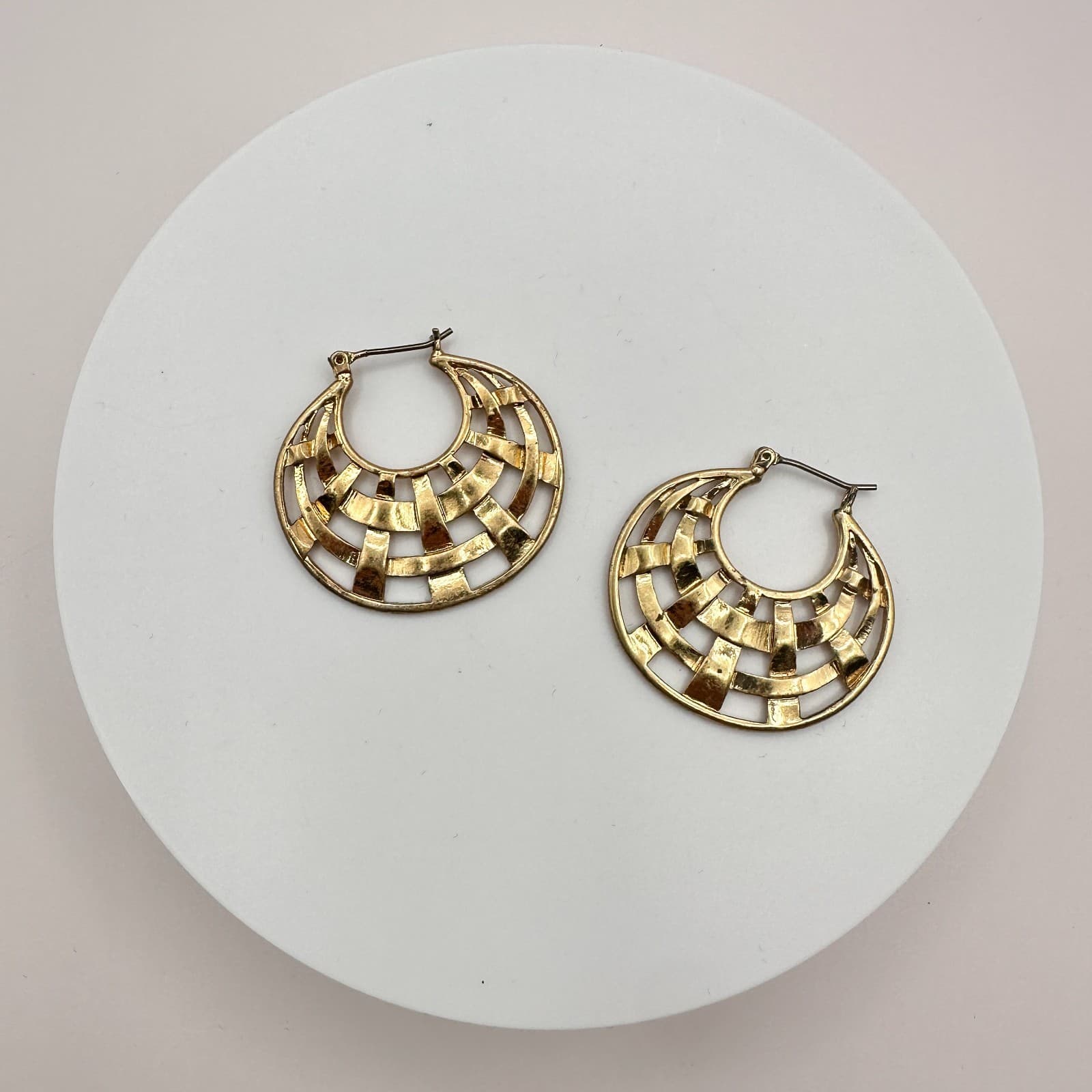 Vintage Y2K Gold Tone Open Work Lattice Basketweave Hoop Earrings Boho Jewelry - Thumbnail 3