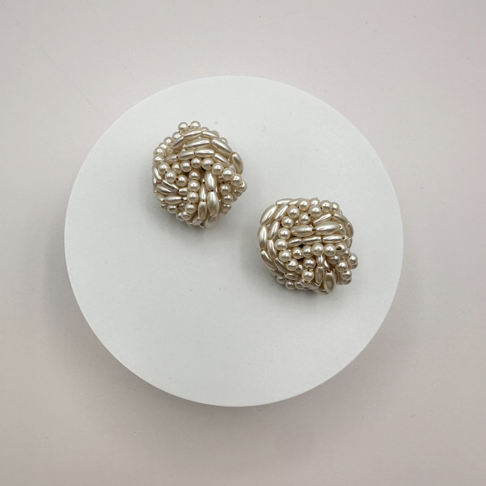 Vintage 80s Cream Faux Pearl Bead Cluster Earrings Statement Fashion Jewelry Y2K - Thumbnail 3