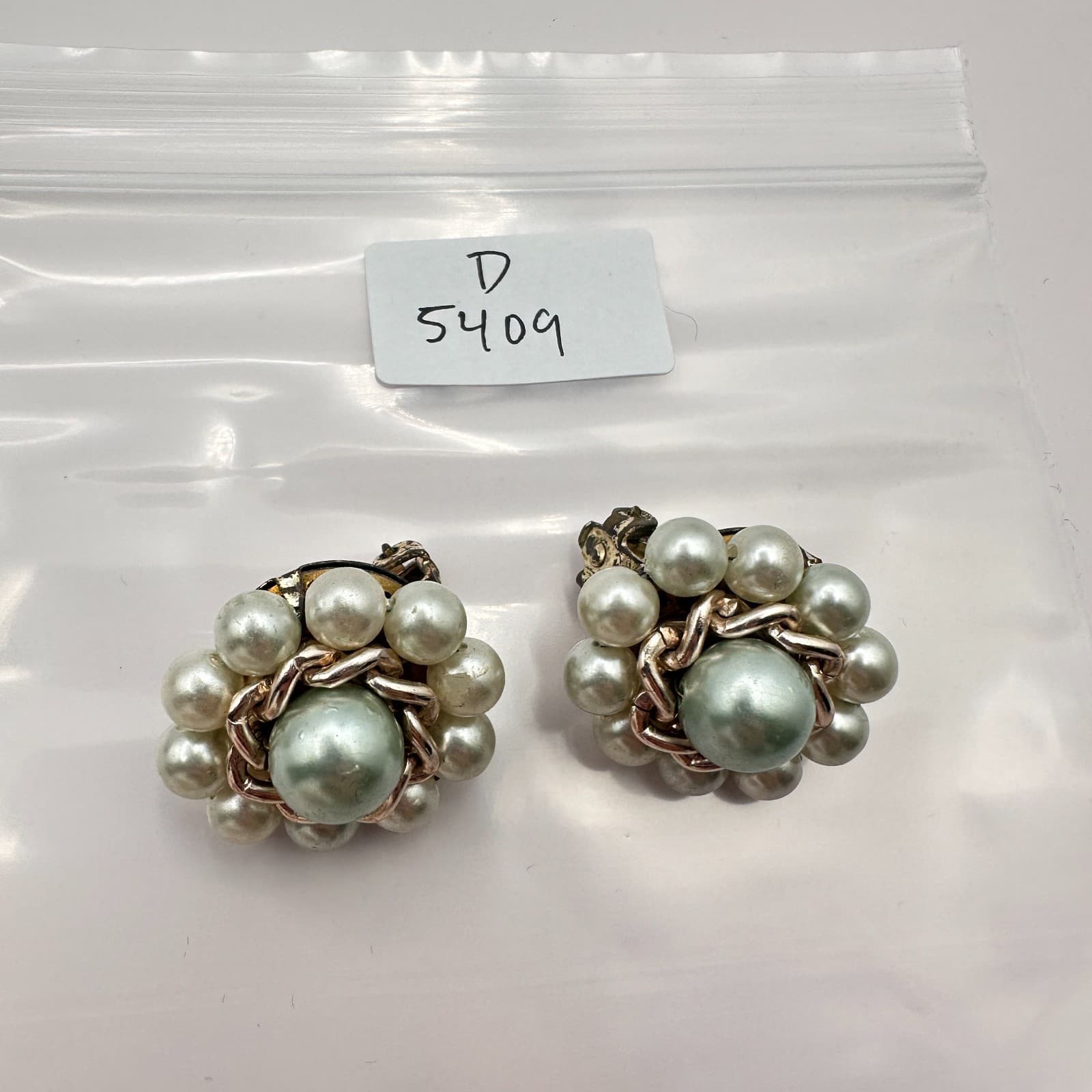 Vintage 80s Gold Tone Faux Pearl Cluster Earrings Flower Women's Fashion Jewelry - Thumbnail 6