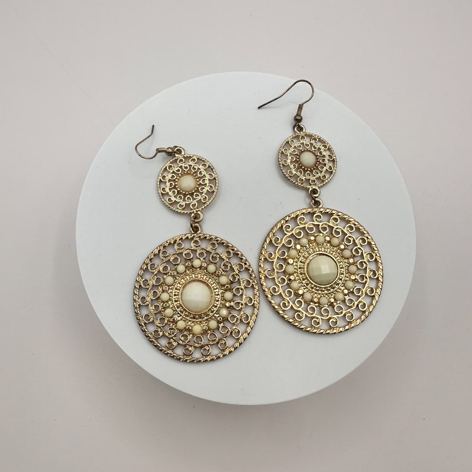 Vintage Gold Tone Filigree Dangle Earrings Cream Faux Cabochon Boho Tiered Y2K - Thumbnail 2