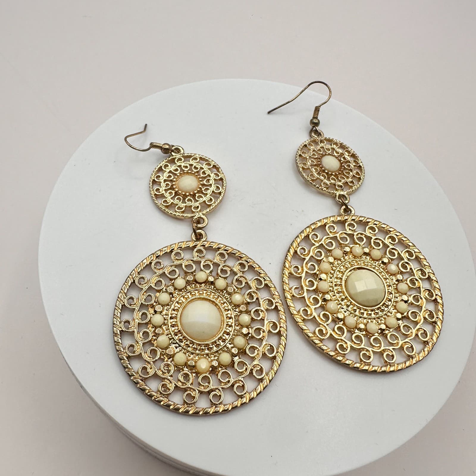 Vintage Gold Tone Filigree Dangle Earrings Cream Faux Cabochon Boho Tiered Y2K - Thumbnail 6