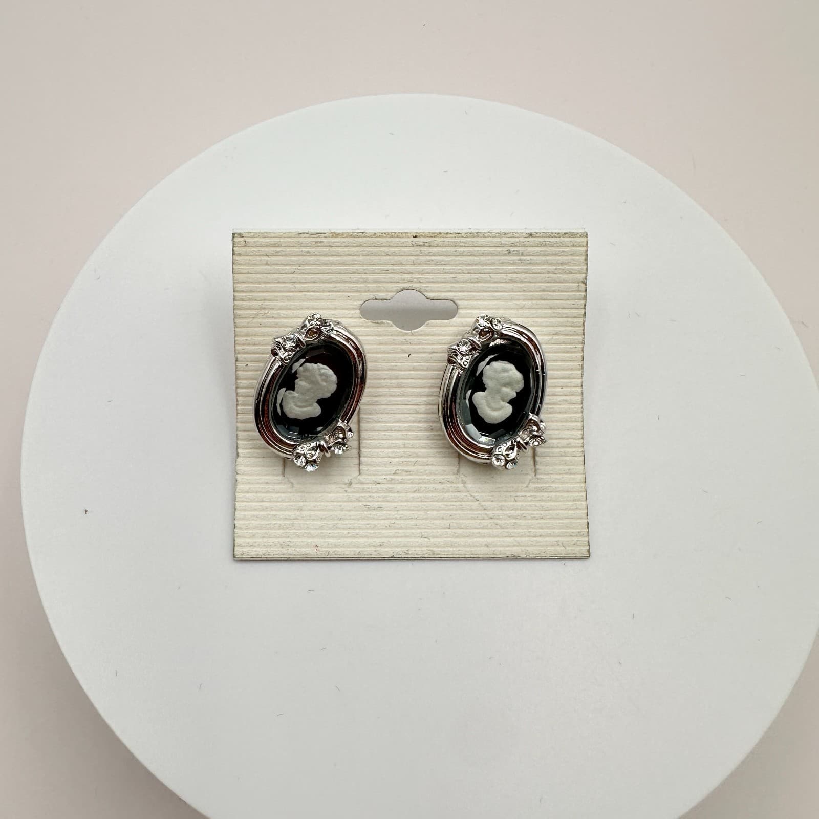 Vintage 90s Cameo Earrings Silver Tone Glass Accents Oval Studs Fashion Jewelry - Thumbnail 3