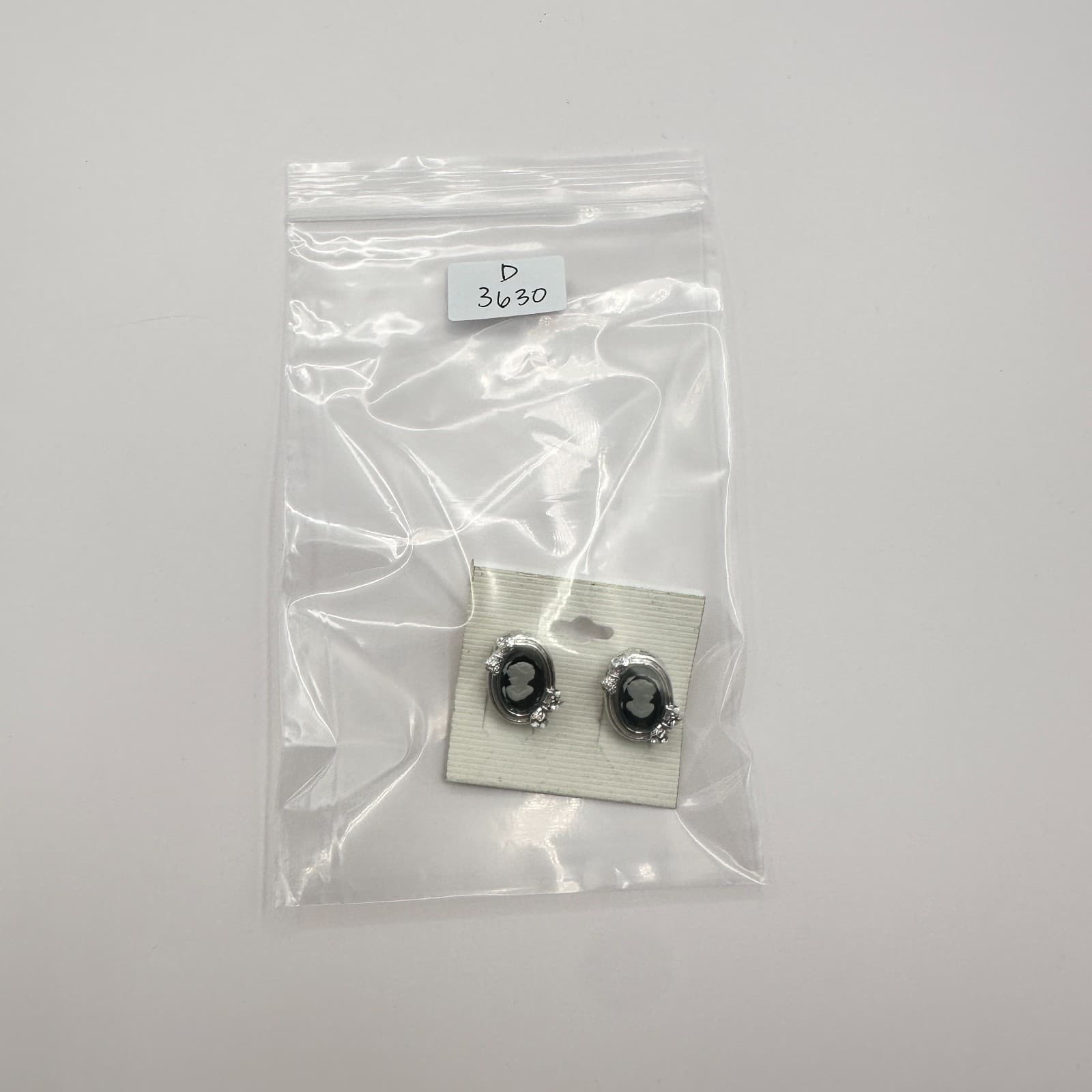 Vintage 90s Cameo Earrings Silver Tone Glass Accents Oval Studs Fashion Jewelry - Thumbnail 9